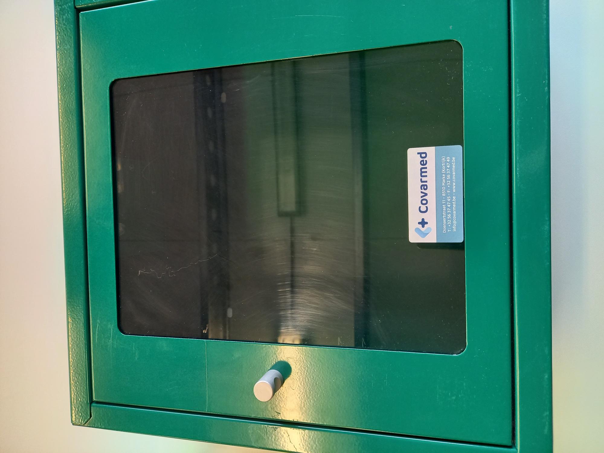 Metalen AED kast met lichte gebruikssporen
