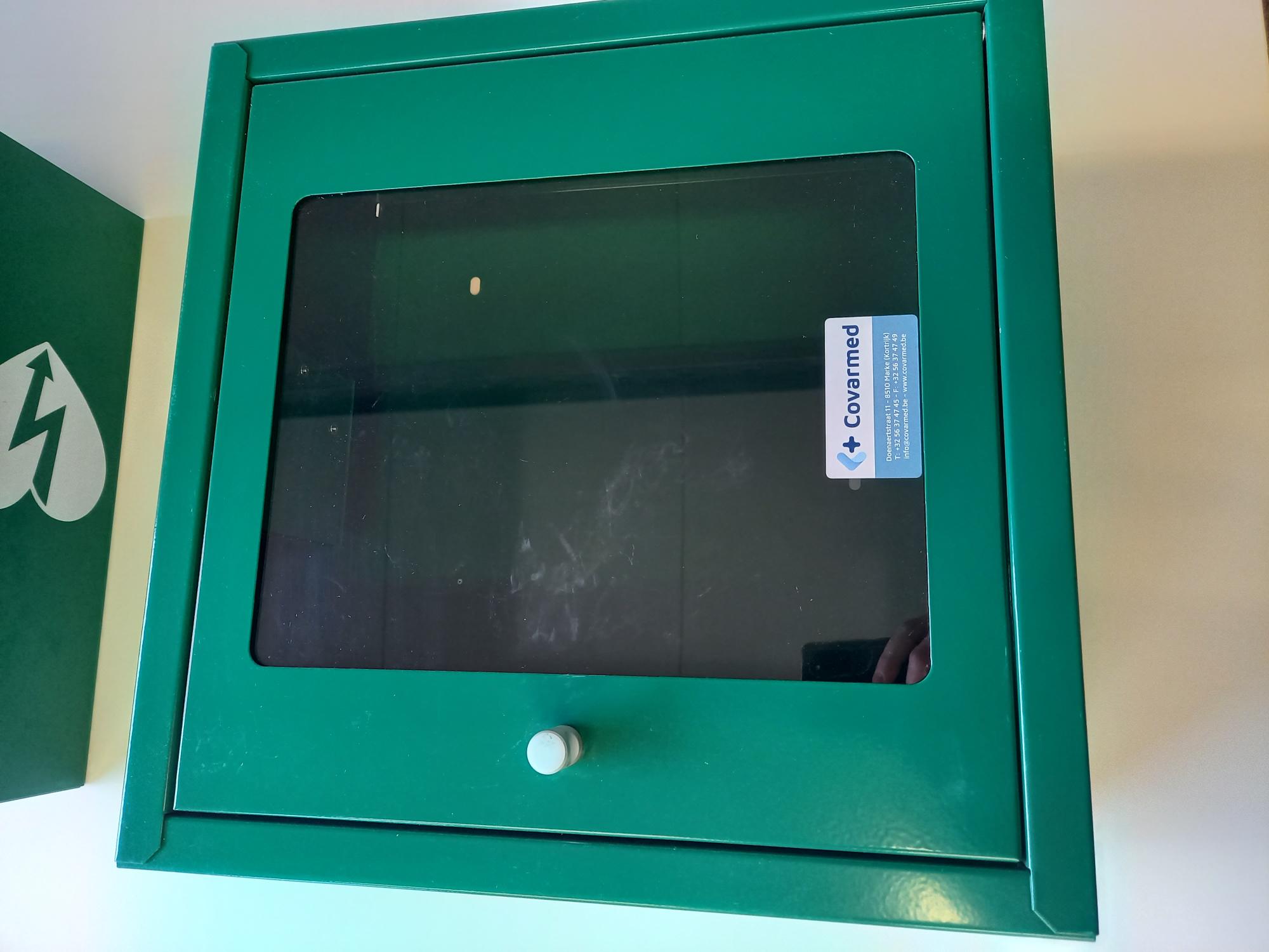 Metalen AED kast met lichte gebruikssporen