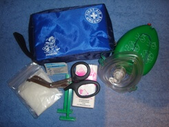 Rescue set (beademingsmasker; 2 scheermesjes; schaar; 2 paar handschoenen; 4 alcohol swabs; zakdoekjes)